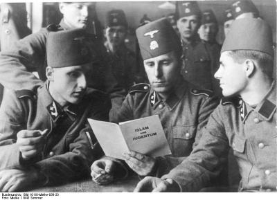 Anggota Divisi Handschar Sedang Membaca Islam vs Yahudi Ditulis oleh kementrian propaganda Jerman